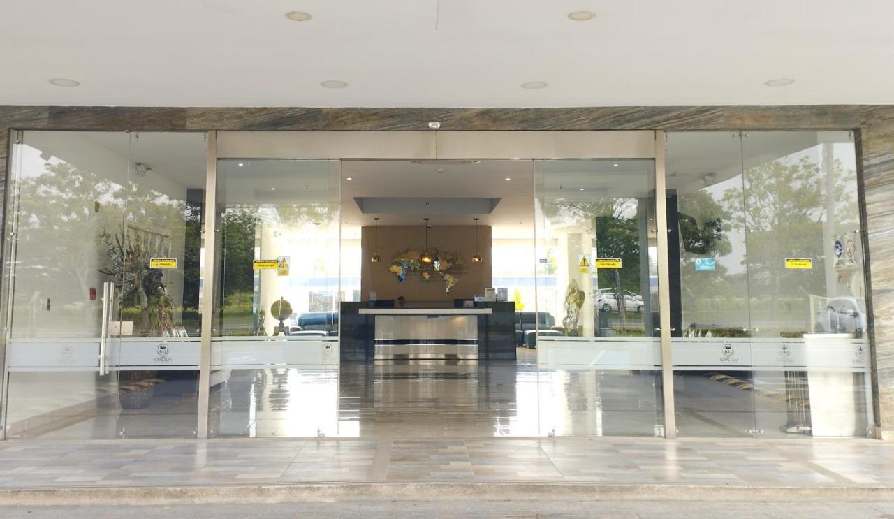 קאלי Hotel Royal Elim International מראה חיצוני תמונה Entrance to the museum