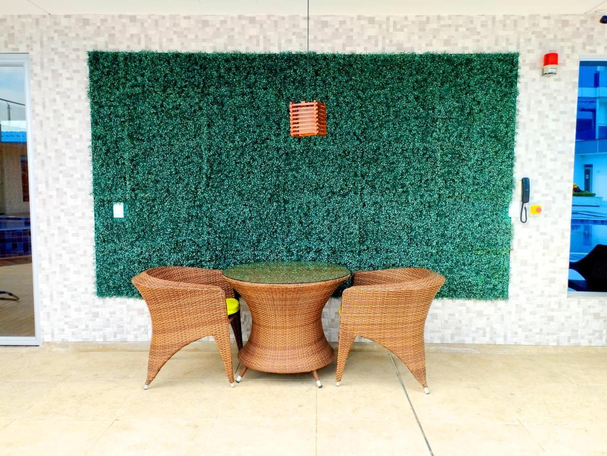 קאלי Hotel Royal Elim International מראה חיצוני תמונה Artificial green wall