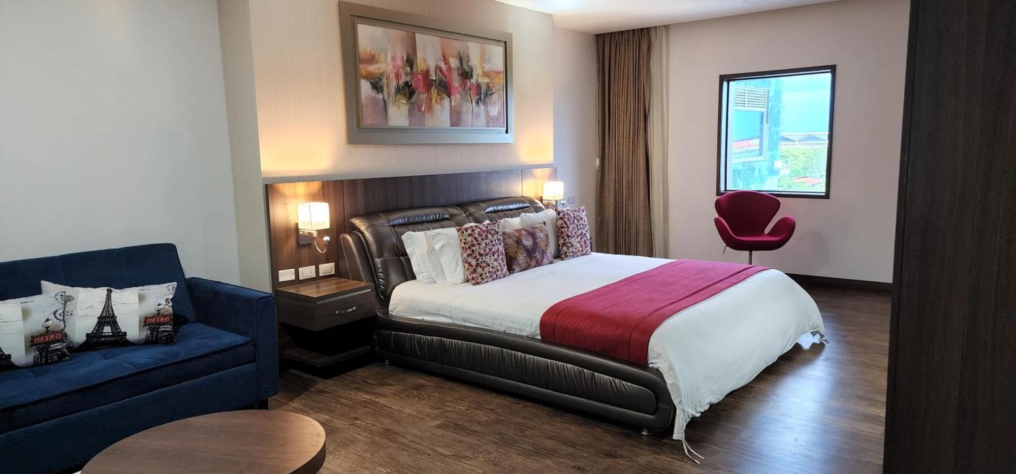קאלי Hotel Royal Elim International מראה חיצוני תמונה A bedroom at the hotel