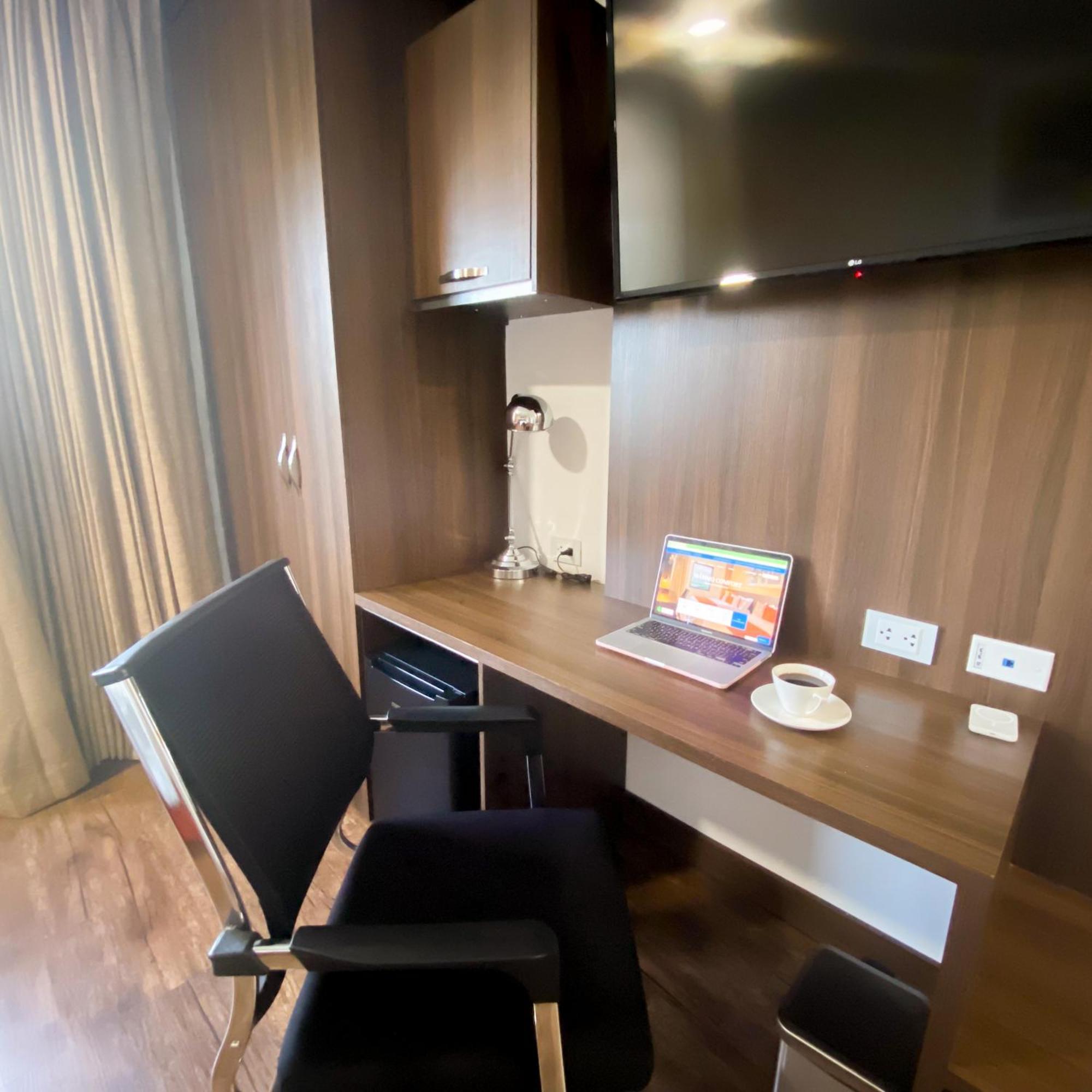 קאלי Hotel Royal Elim International מראה חיצוני תמונה A work desk in a hotel room