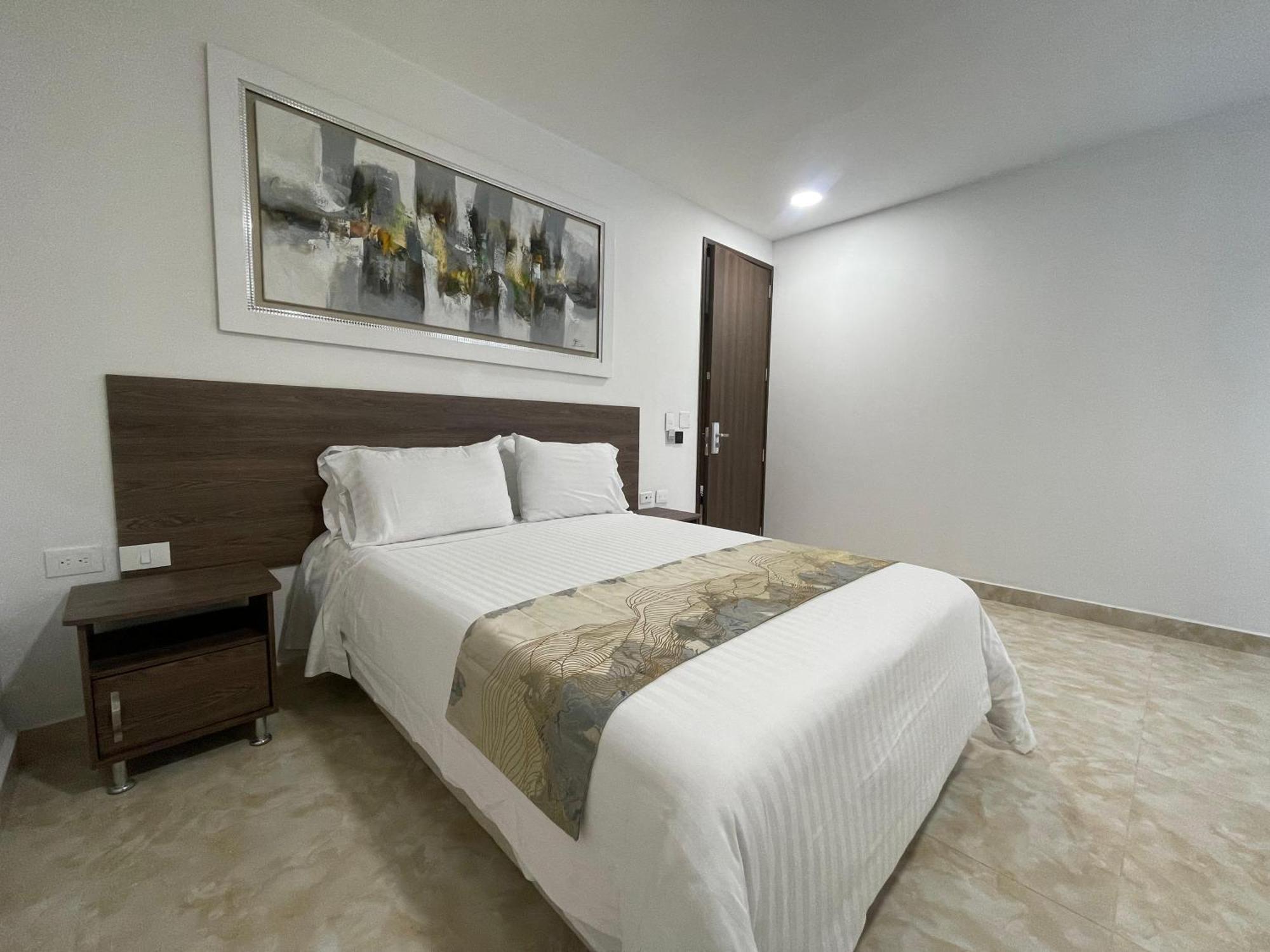 קאלי Hotel Royal Elim International מראה חיצוני תמונה A bedroom in a hotel